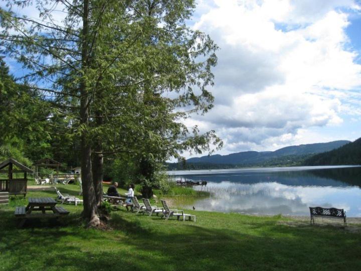 Green Acres Lakeside Resort Salt Spring Island Ганг Экстерьер фото